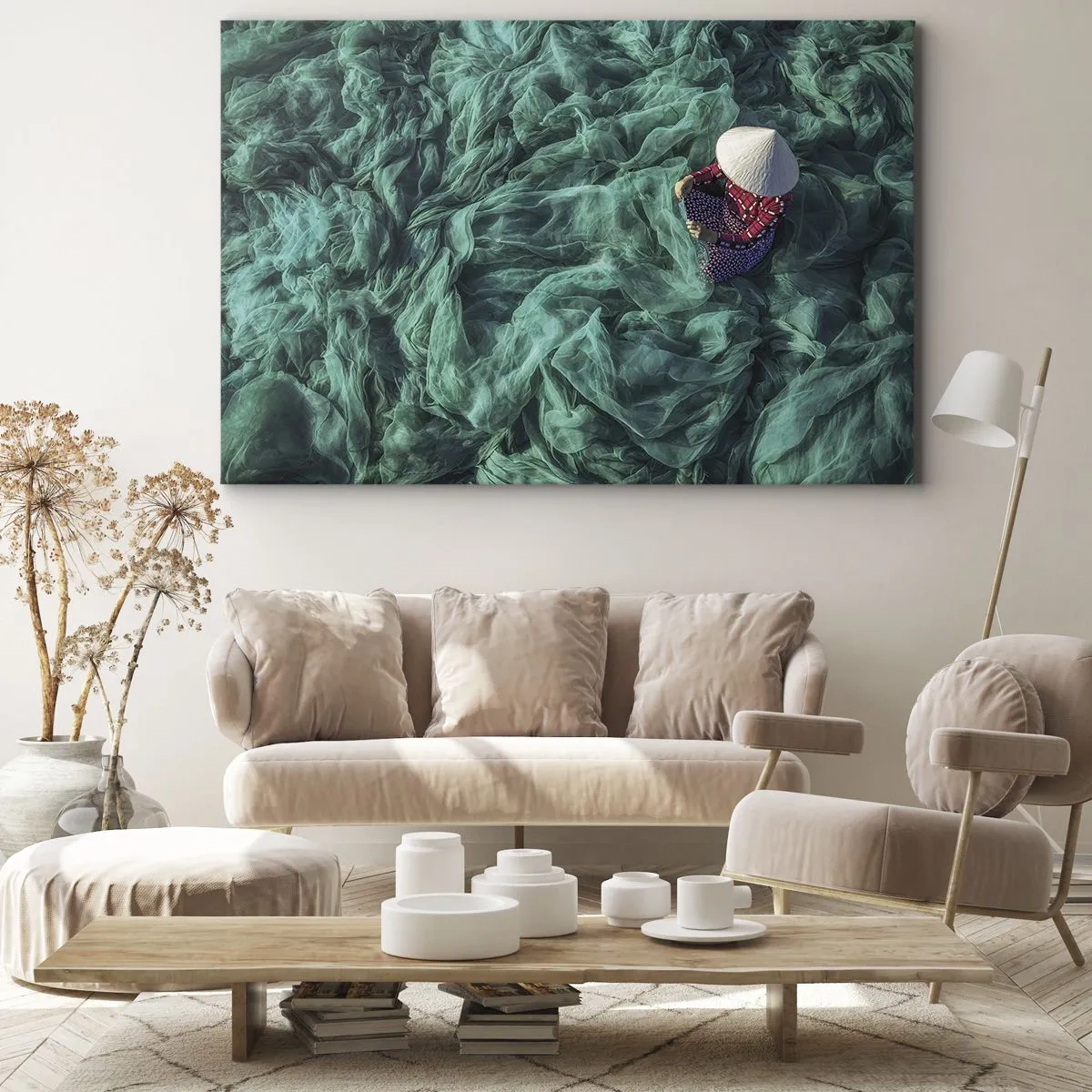 Impression sur toile - Image sur toile - Une personne avec un chapeau parmi des filets de pêche verts - 70x50cm - Dans une mer de filet - Décoration murale moderne pour le salon et la chambre ARTTOR