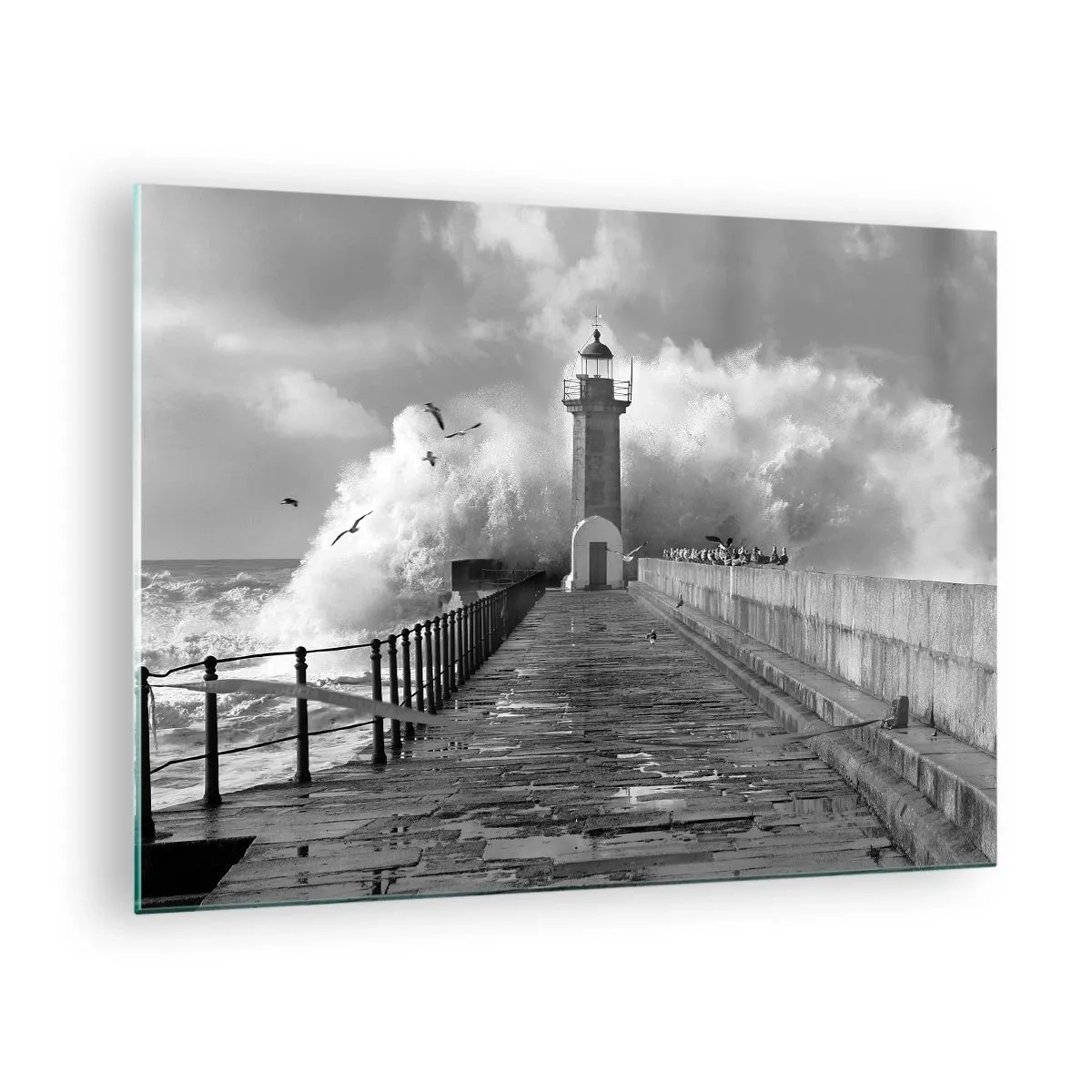 Impression sur verre - Image sur verre - Une photo en noir et blanc d'un phare au milieu de vagues déferlantes. - 70x50cm - Sans peur - Décoration murale moderne pour le salon et la chambre ARTTOR