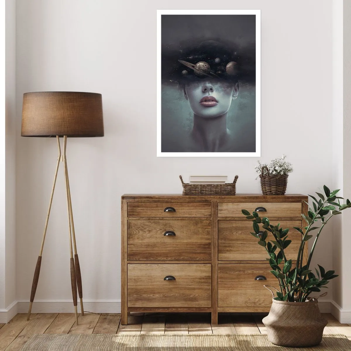 Affiche - Poster - Portrait mystérieux d'une femme avec des planètes dans l'espace - 50x70cm - Et les planètes deviennent folles... - Décoration murale moderne pour le salon et la chambre ARTTOR