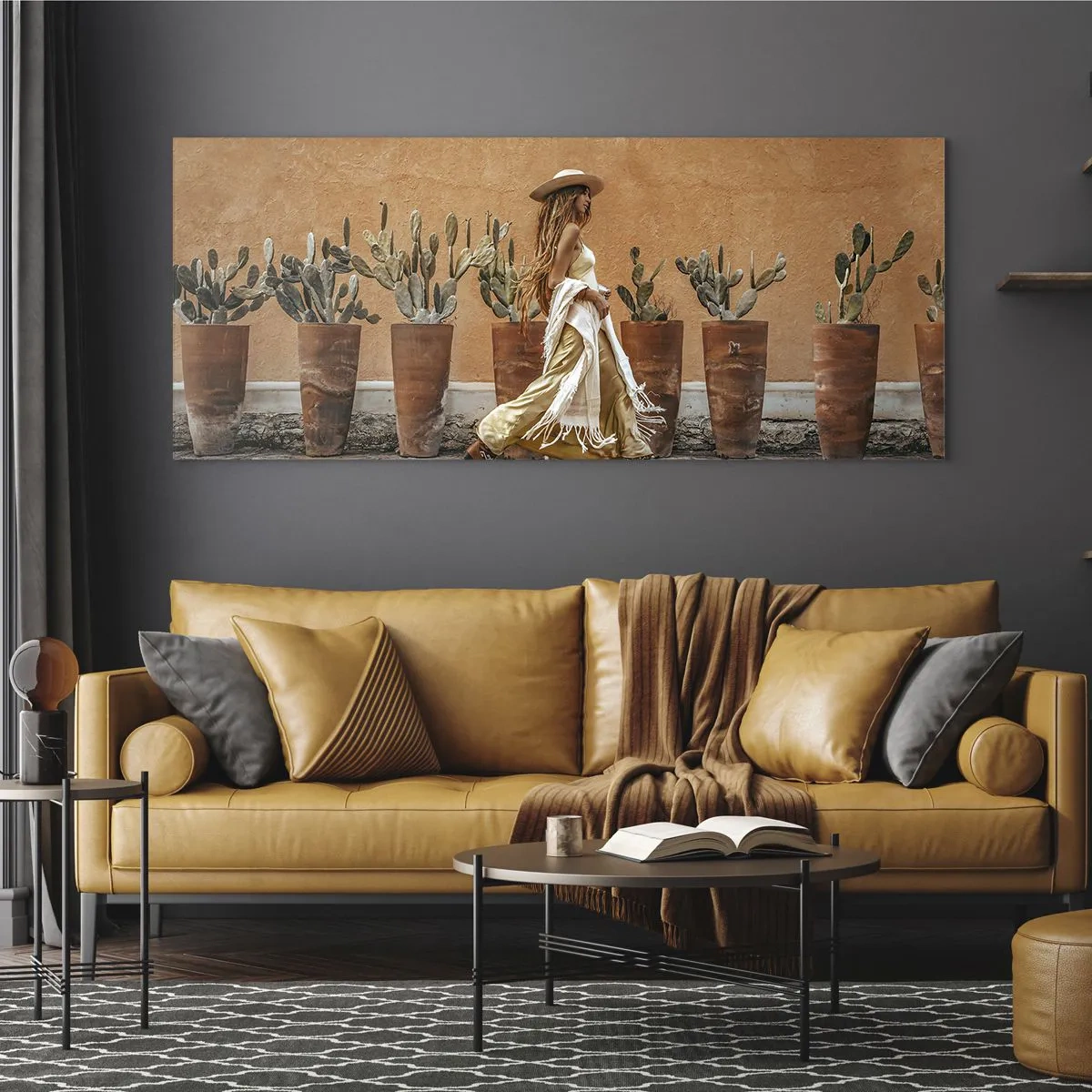 Impression sur verre - Image sur verre - Une femme dans un style bohème avec des pots de cactus en arrière-plan. - 140x50cm - Style hippie - Décoration murale moderne pour le salon et la chambre ARTTOR