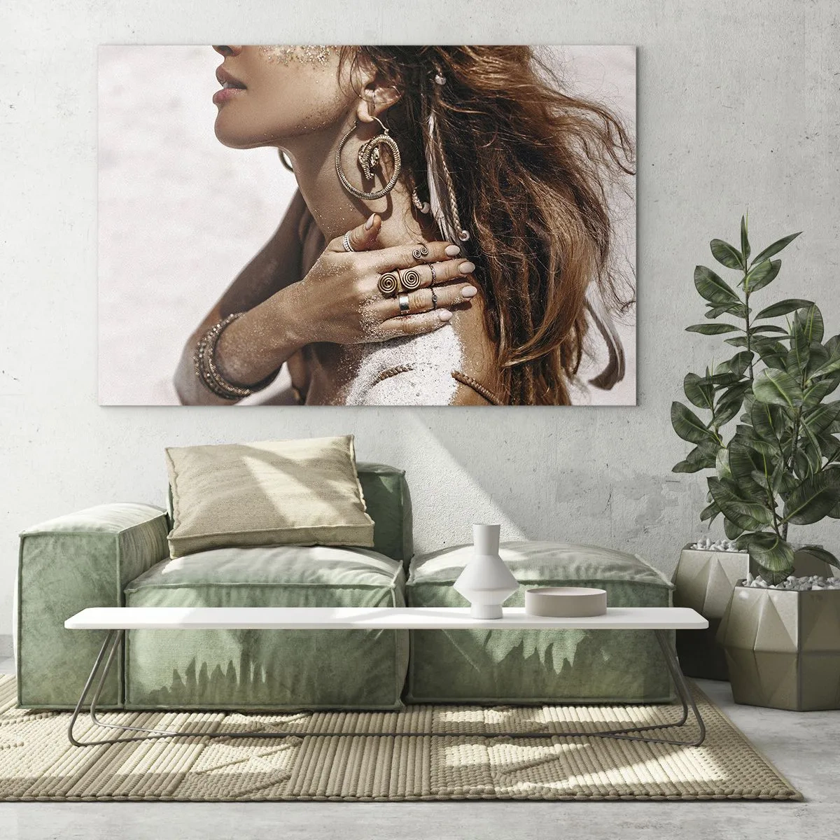 Impression sur verre - Image sur verre - Femme élégante avec des bijoux et du sable sur sa peau à la plage - 70x50cm - Reine des plages sauvages - Décoration murale moderne pour le salon et la chambre ARTTOR