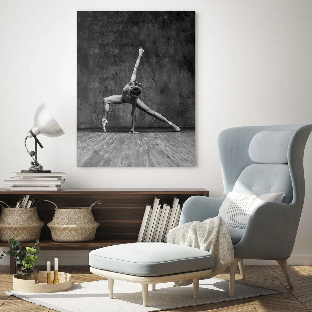 Impression sur verre - Image sur verre - Une danseuse dans une pose artistique contre un mur brut - 70x100cm - Balance idéale - Décoration murale moderne pour le salon et la chambre ARTTOR
