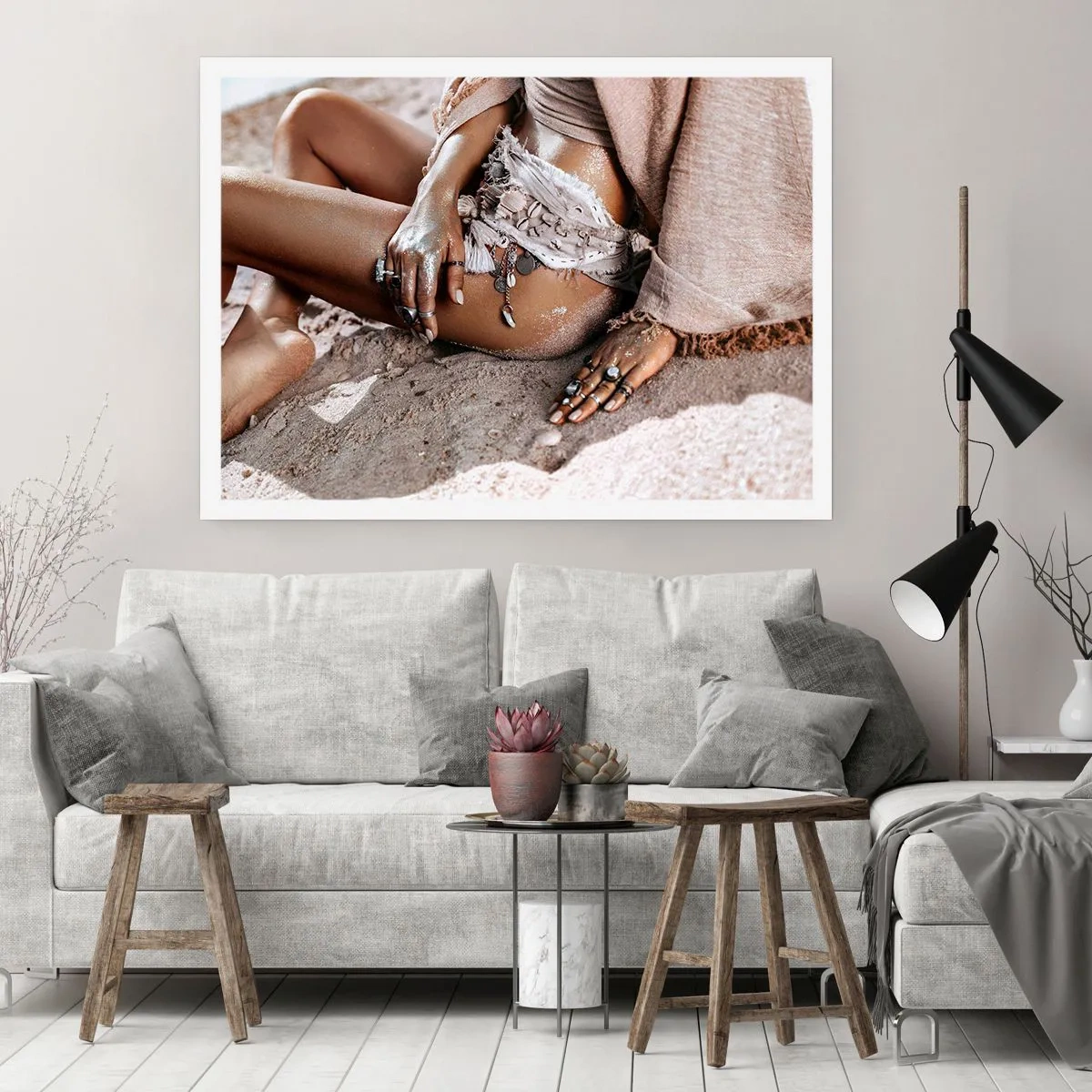 Affiche - Poster - Femme bohème sur la plage avec des bijoux - 100x70cm - Rejeté par la vague? - Décoration murale moderne pour le salon et la chambre ARTTOR