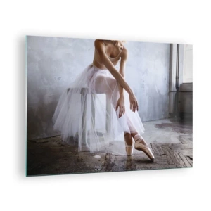 Impression sur verre - Image sur verre - Une ballerine en jupe de tulle se repose dans le hall - 70x50cm - Avant que les lumières de la rampe ne clignotent - Décoration murale moderne pour le salon et la chambre ARTTOR