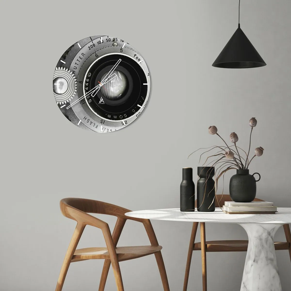 Horloge murale - Pendule murale - Gros plan d'un objectif d'appareil photo en noir et blanc - 30x30cm - Histoire d'Hollywood - Décoration murale moderne pour le salon, la cuisine et la chambre ARTTOR