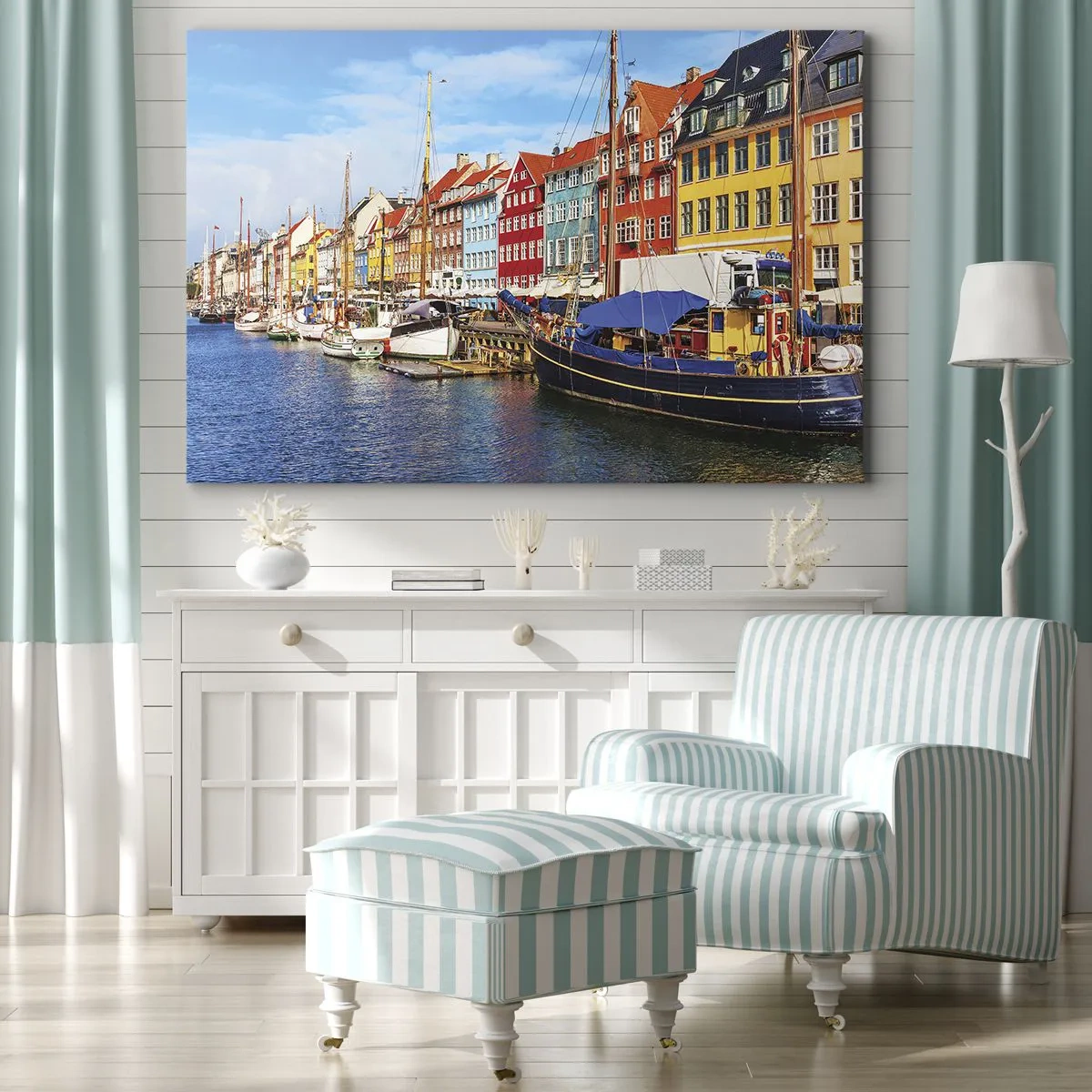 Impression sur toile - Image sur toile - Maisons colorées sur le canal avec des bateaux au soleil - 120x80cm - Quai joyeux - Décoration murale moderne pour le salon et la chambre ARTTOR
