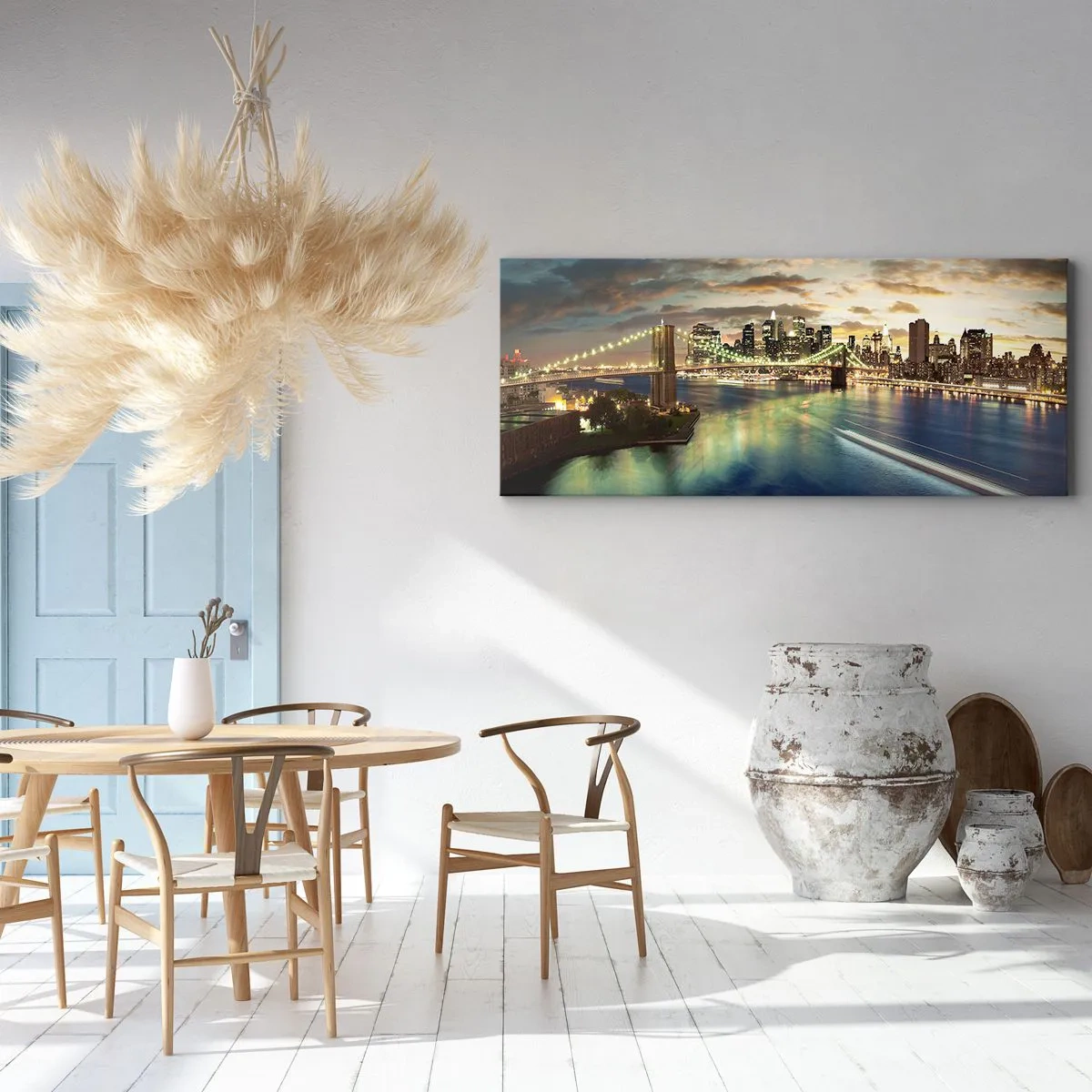 Impression sur toile - Image sur toile - Un pont illuminé avec la ville en arrière-plan, avec des lumières reflétées dans l'eau. - 120x50cm - Une soirée lumineuse sur Manhattan - Décoration murale moderne pour le salon et la chambre ARTTOR