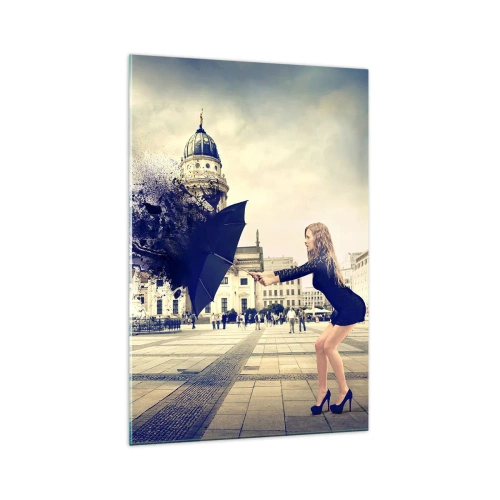 Impression sur verre - Image sur verre - Une femme avec un parapluie dans une composition artistique sur fond urbain - 70x100cm - Il y a un tel vent… - Décoration murale moderne pour le salon et la chambre ARTTOR