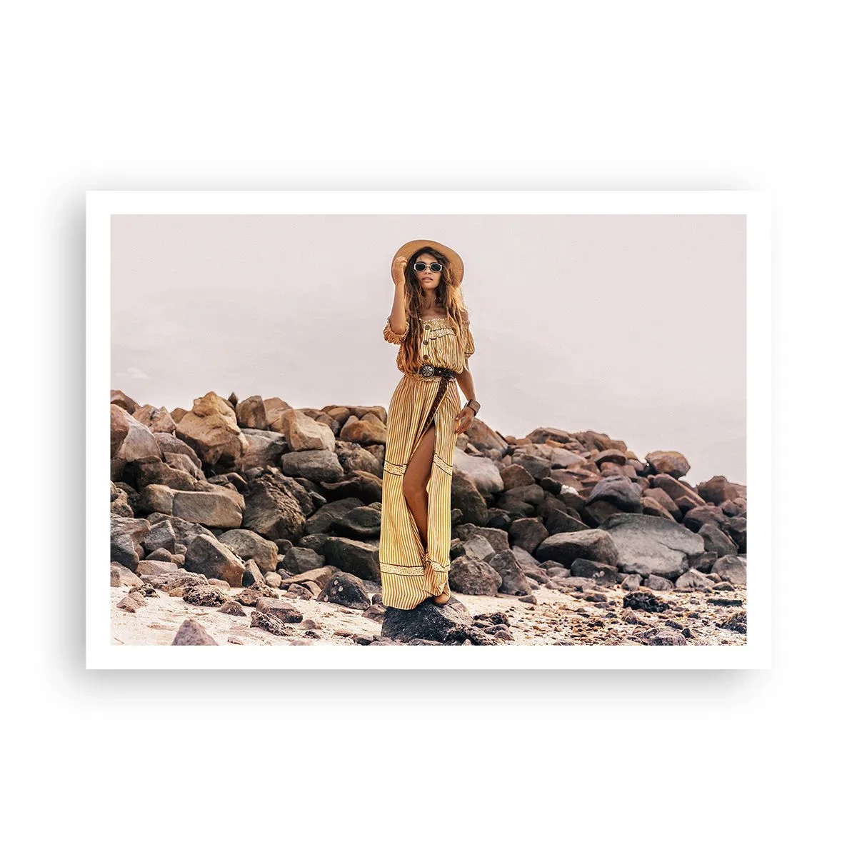 Affiche - Poster - Une femme au style bohème sur fond de plage rocheuse - 100x70cm - La magie des pierres - Décoration murale moderne pour le salon et la chambre ARTTOR