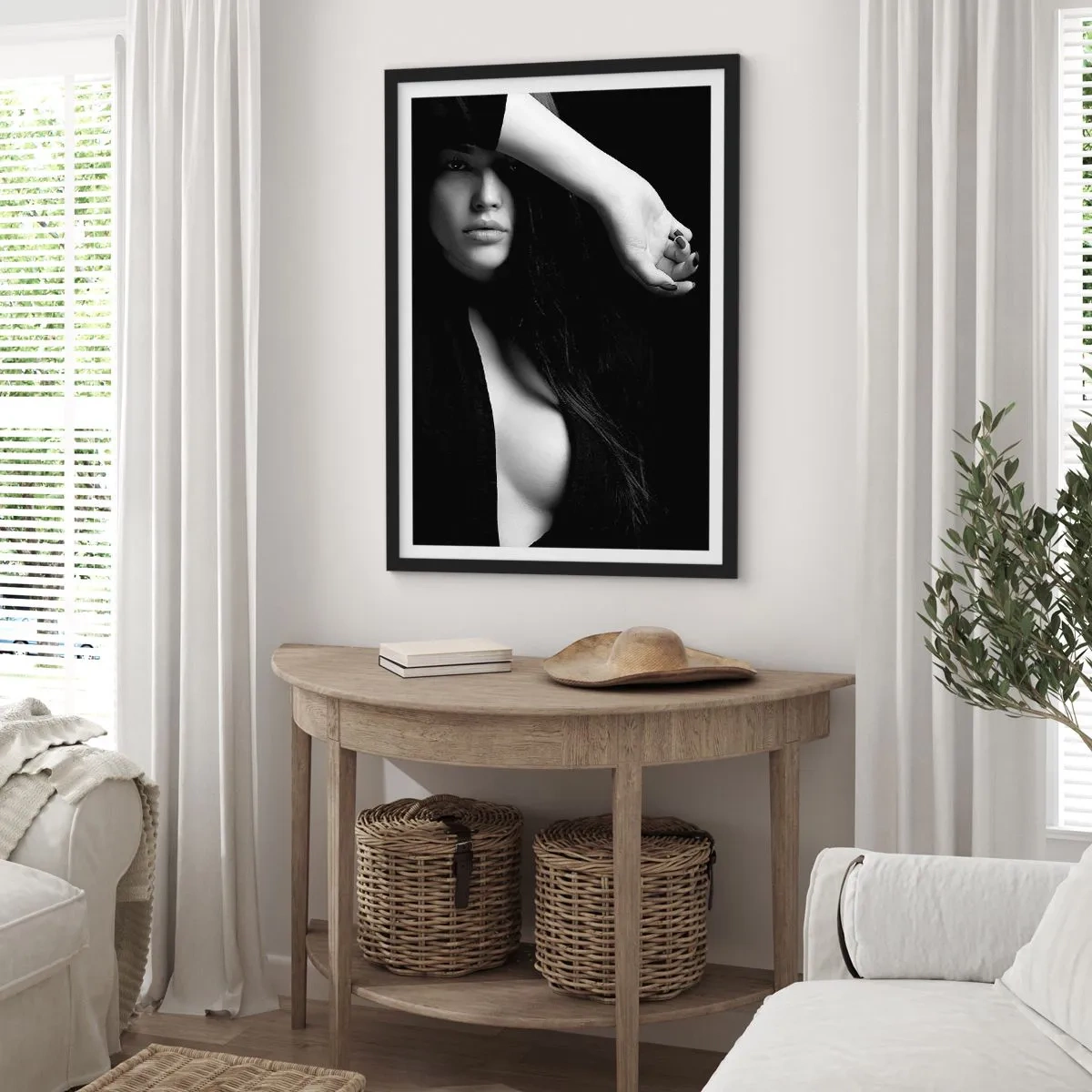 Affiche dans un cadre noir - Poster - Photographie en noir et blanc d'une femme au regard mystérieux - 50x70cm - École de séduction - Décoration murale moderne pour le salon et la chambre ARTTOR