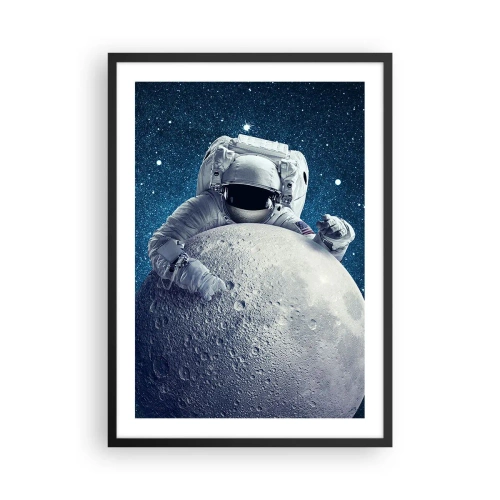 Affiche dans un cadre noir - Poster - Un astronaute tenant un morceau de lune contre un ciel étoilé. - 50x70cm - Comique de l'espace - Décoration murale moderne pour le salon et la chambre ARTTOR