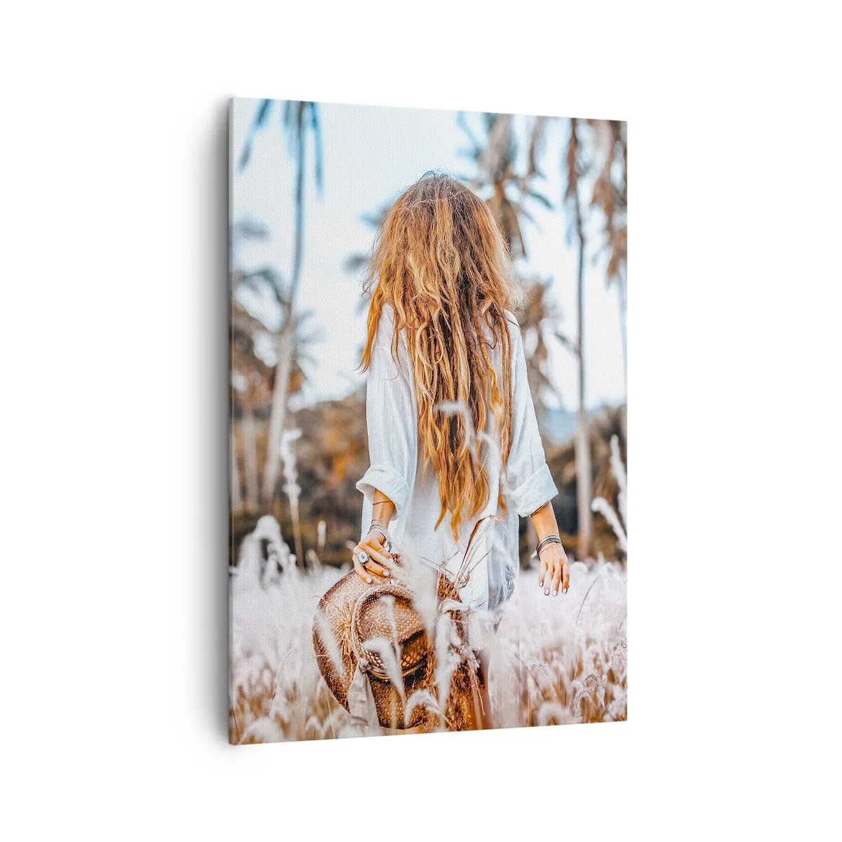 Impression sur toile - Image sur toile - Une femme dans un champ d'herbe avec des palmiers en arrière-plan au coucher du soleil - 70x100cm - Né de peluches d'herbe - Décoration murale moderne pour le salon et la chambre ARTTOR
