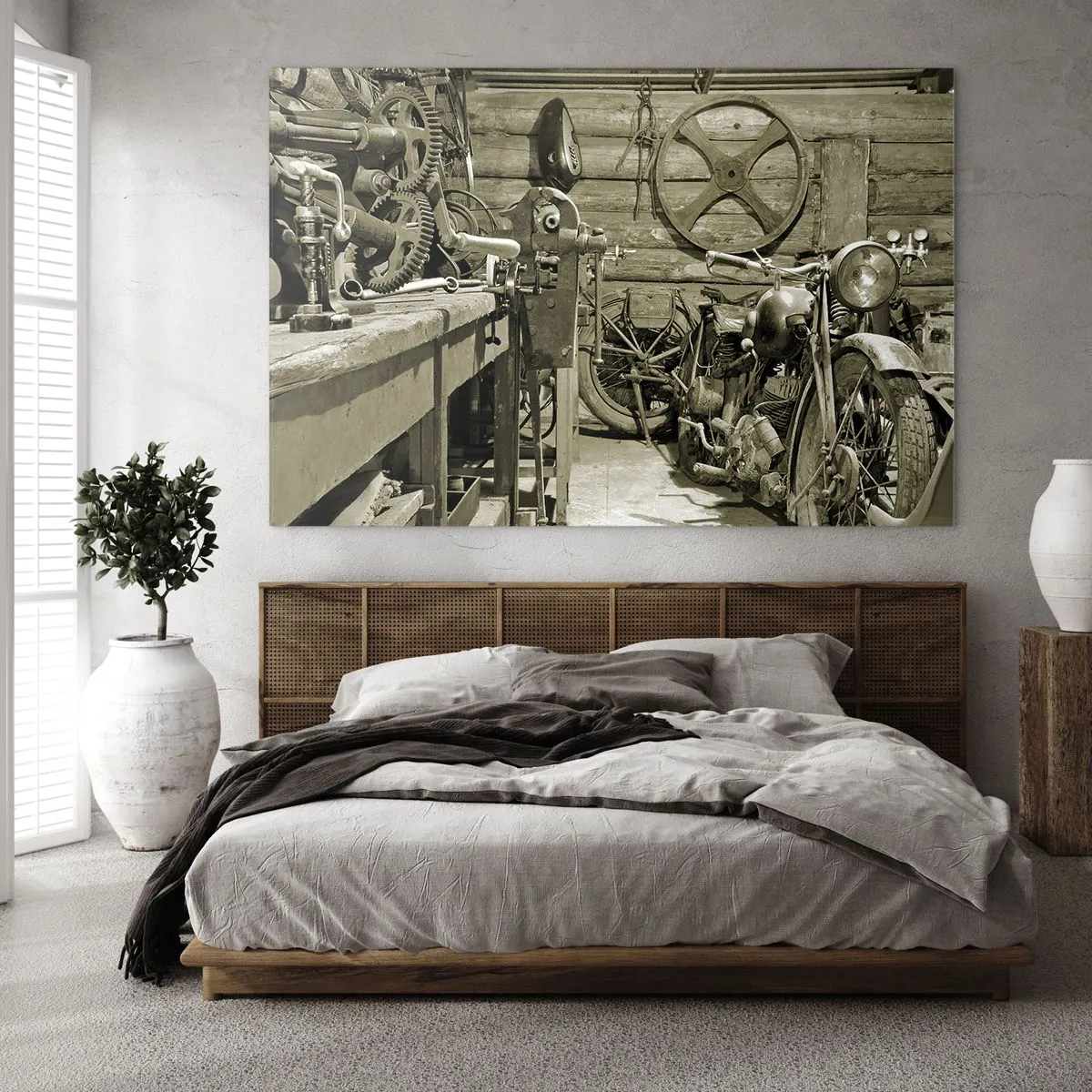 Impression sur verre - Image sur verre - Un atelier avec des outils anciens et une vieille moto - 70x50cm - Dans le hangar de l'oncle Władek - Décoration murale moderne pour le salon et la chambre ARTTOR