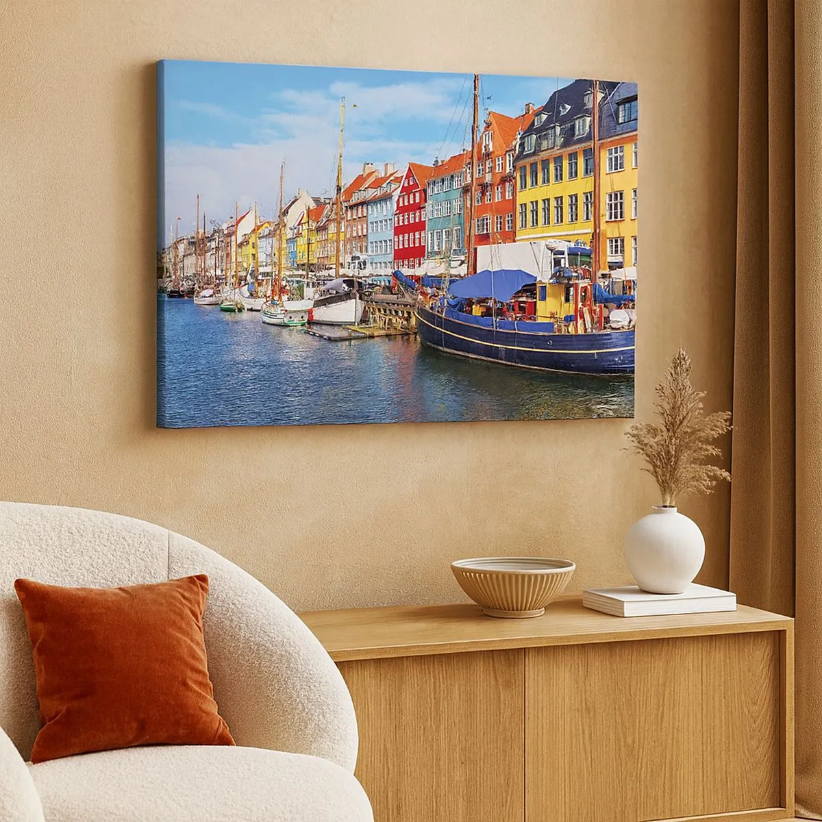 Impression sur toile - Image sur toile - Maisons colorées sur le canal avec des bateaux au soleil - 70x50cm - Quai joyeux - Décoration murale moderne pour le salon et la chambre ARTTOR