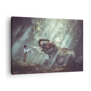 Impression sur toile - Image sur toile - Un garçon et un éléphant dans un décor forestier éclairé par la lumière du soleil - 70x50cm - Et écoute ça… - Décoration murale moderne pour le salon et la chambre ARTTOR