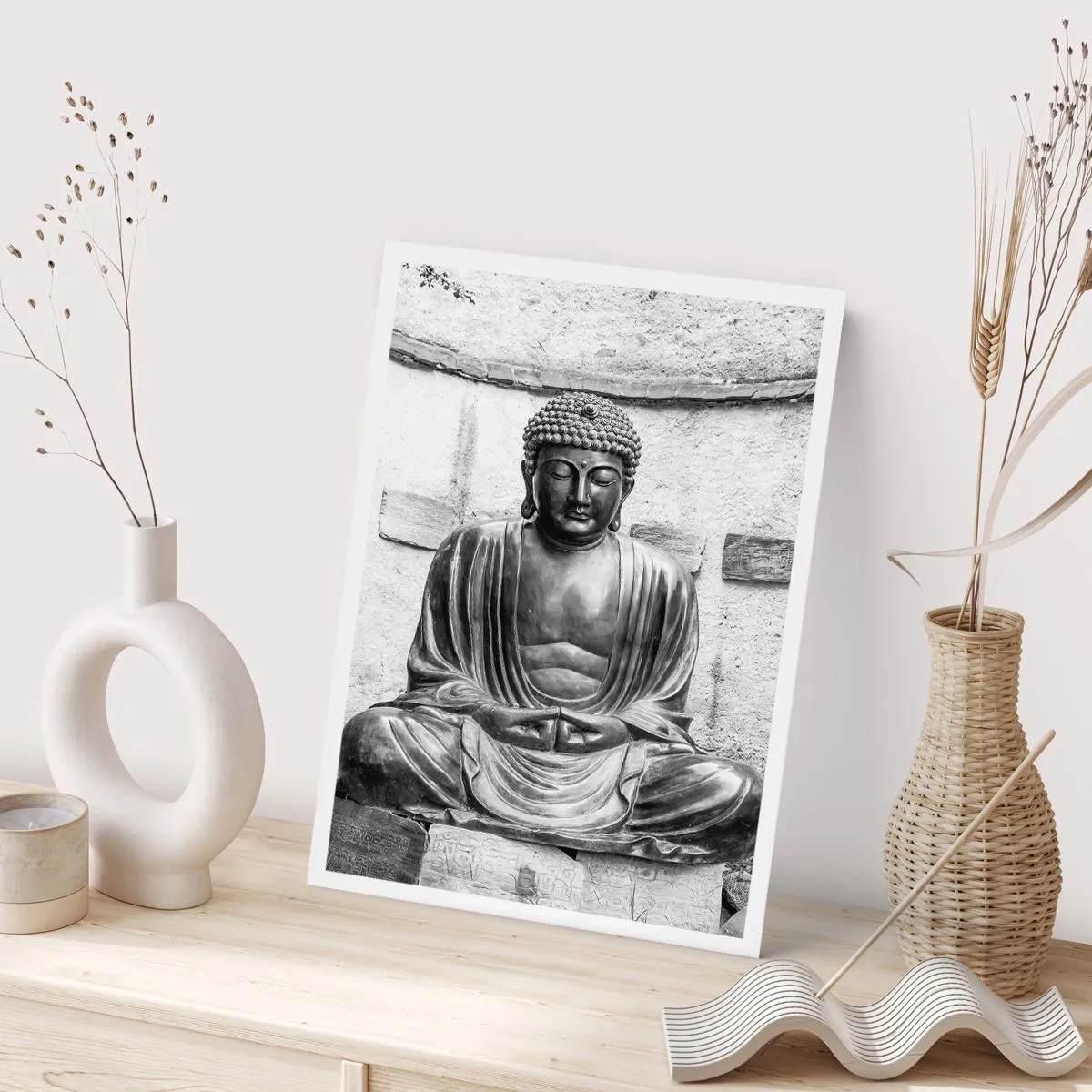 Affiche - Poster - Une sculpture de Bouddha en position méditative dans des tons monochromes - 50x70cm - A la source de la paix - Décoration murale moderne pour le salon et la chambre ARTTOR