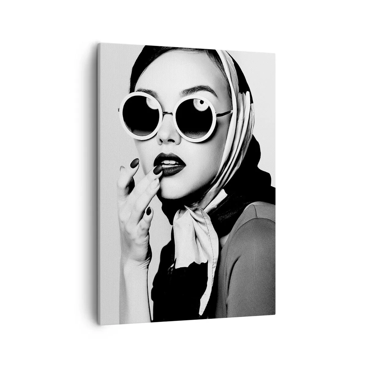 Impression sur toile - Image sur toile - Portrait en noir et blanc d'une femme portant des lunettes et un foulard - 50x70cm - Salutations des années 60 - Décoration murale moderne pour le salon et la chambre ARTTOR