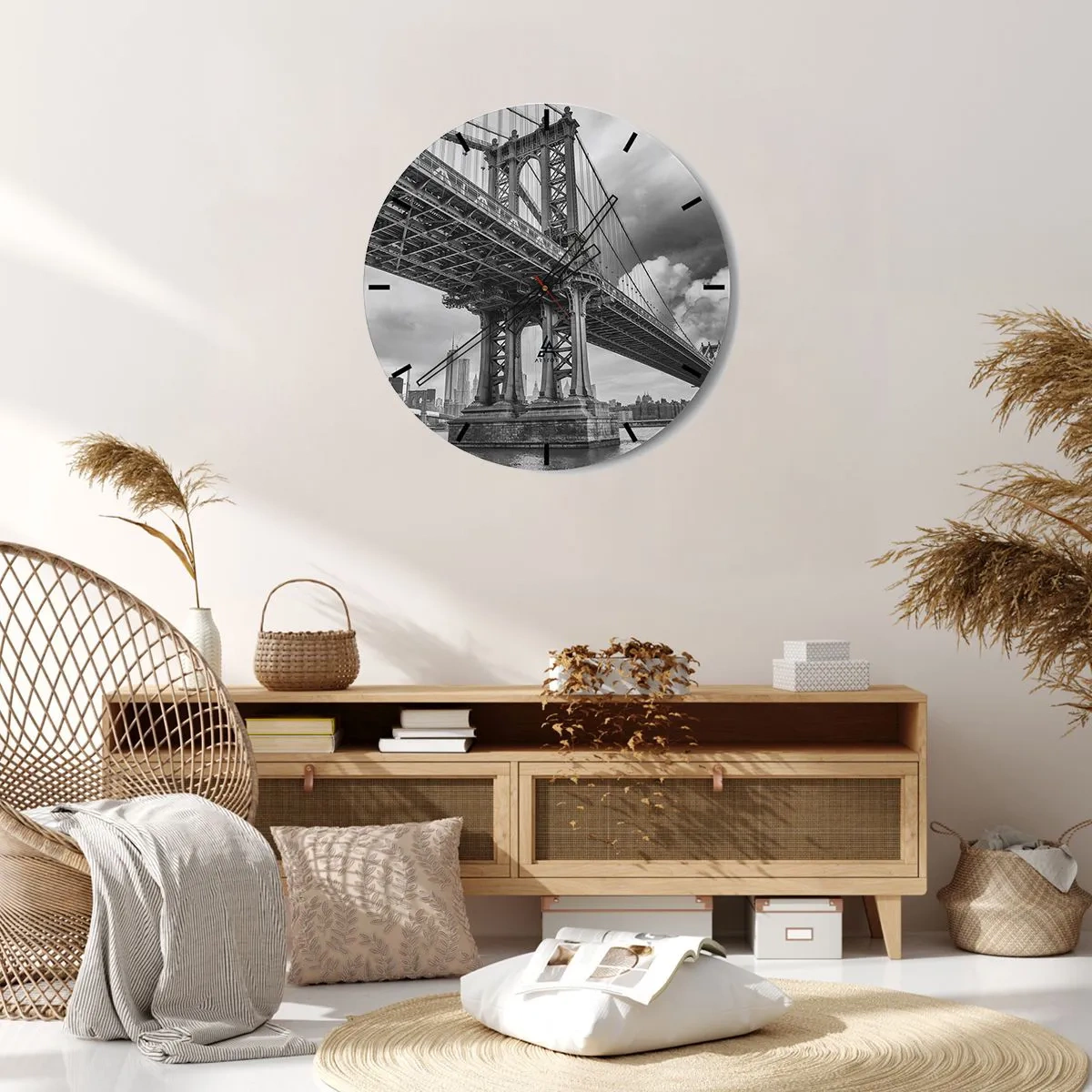 Horloge murale - Pendule murale - Le pont sur fond de skyline de la ville en noir et blanc. - 30x30cm - Au coeur de la ville - Décoration murale moderne pour le salon, la cuisine et la chambre ARTTOR