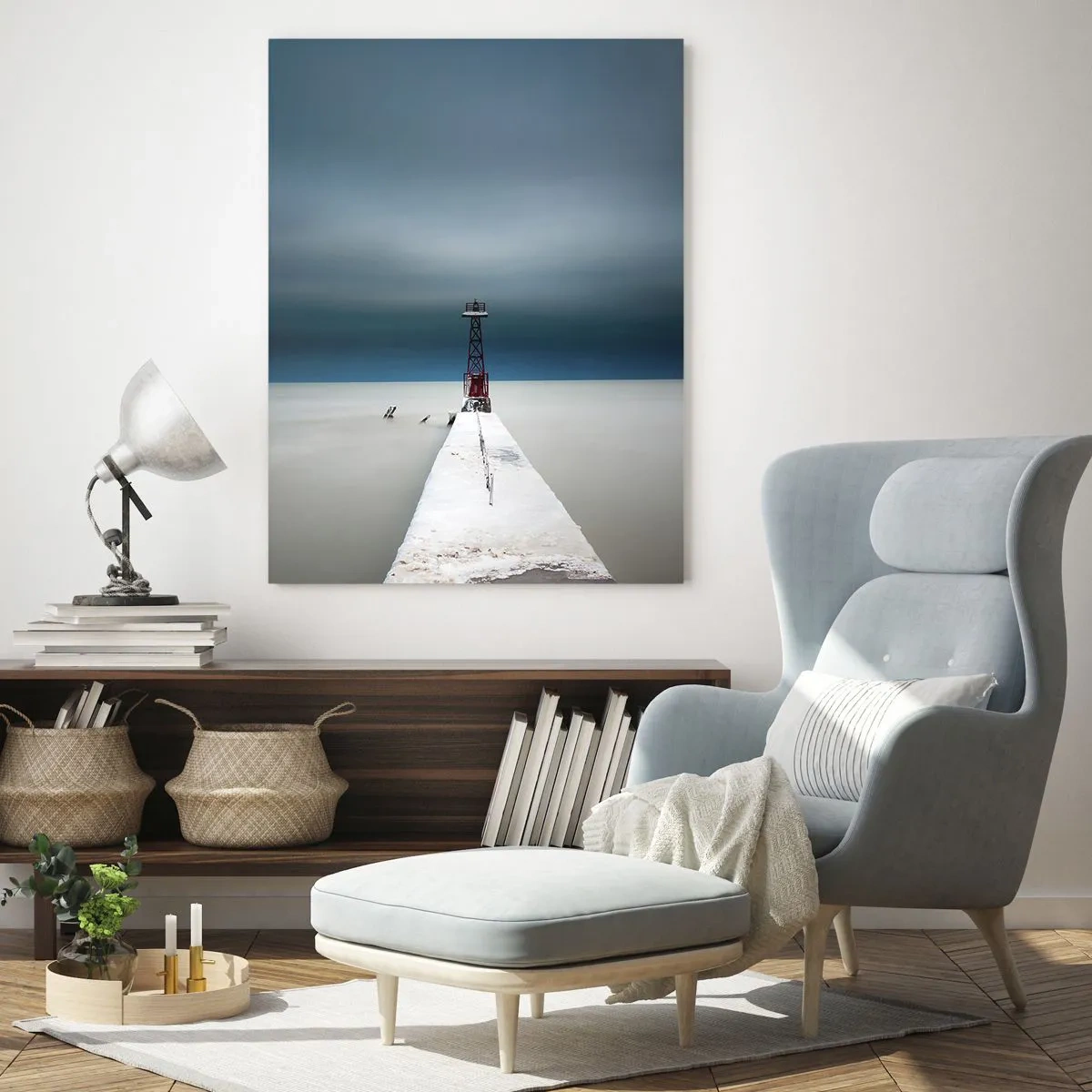 Impression sur verre - Image sur verre - Un phare au bout d'une jetée en béton dans un paysage austère - 70x100cm - À la rencontre de l'immensité - Décoration murale moderne pour le salon et la chambre ARTTOR