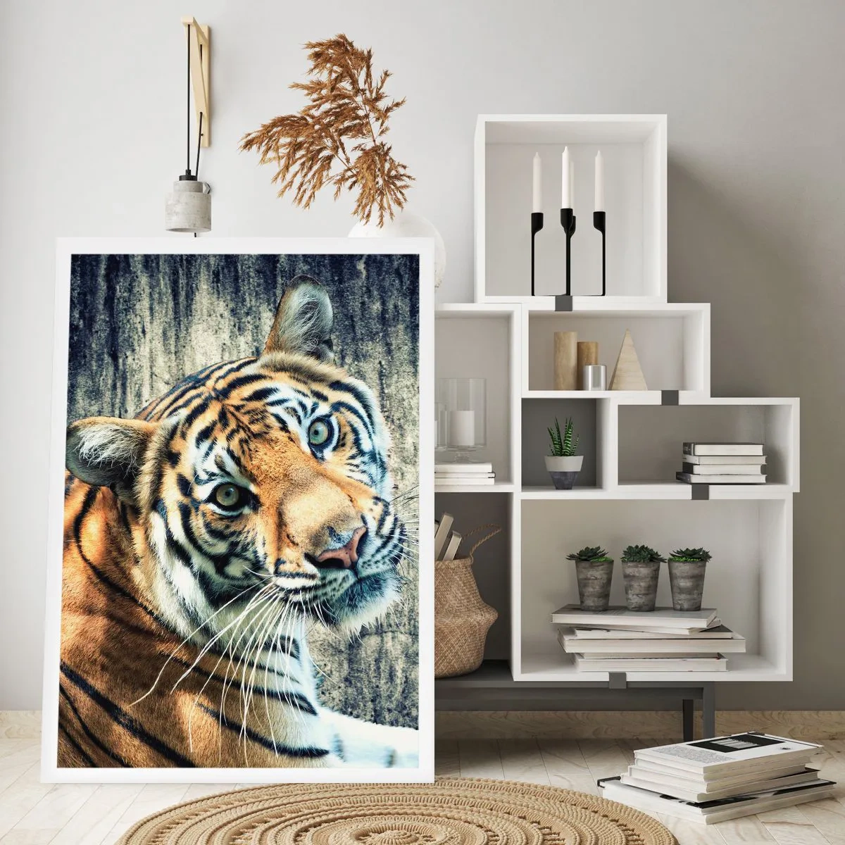 Affiche - Poster - Gros plan d'un tigre contre un mur naturel - 50x70cm - Portrait dans les flots de lumière - Décoration murale moderne pour le salon et la chambre ARTTOR