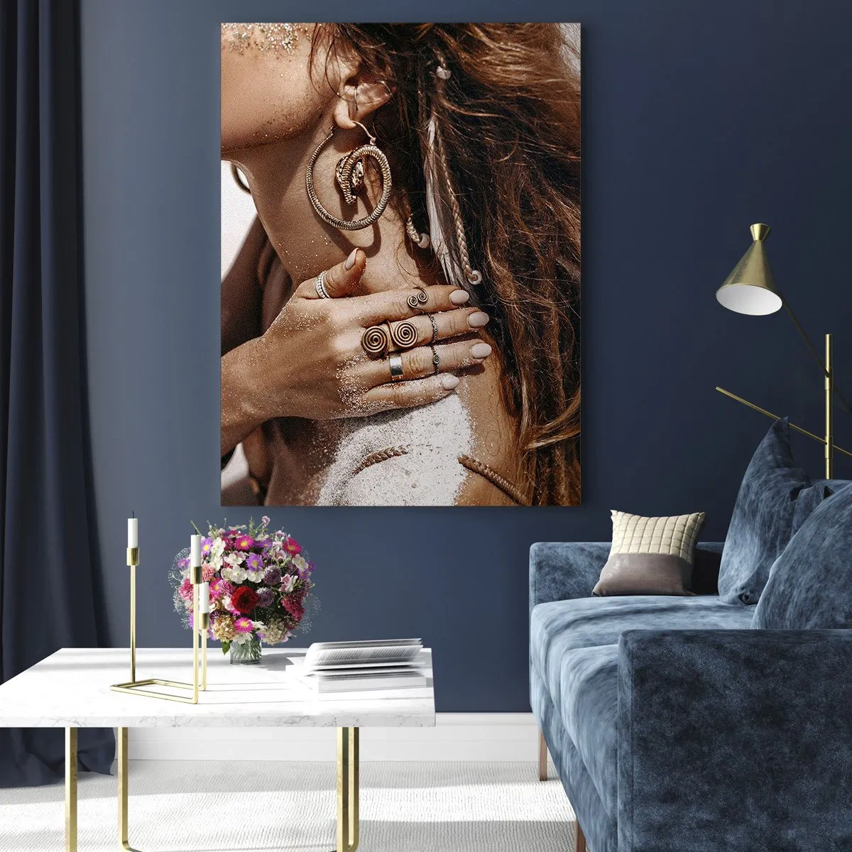 Impression sur verre - Image sur verre - Femme élégante avec des bijoux et du sable sur sa peau à la plage - 50x70cm - Reine des plages sauvages - Décoration murale moderne pour le salon et la chambre ARTTOR