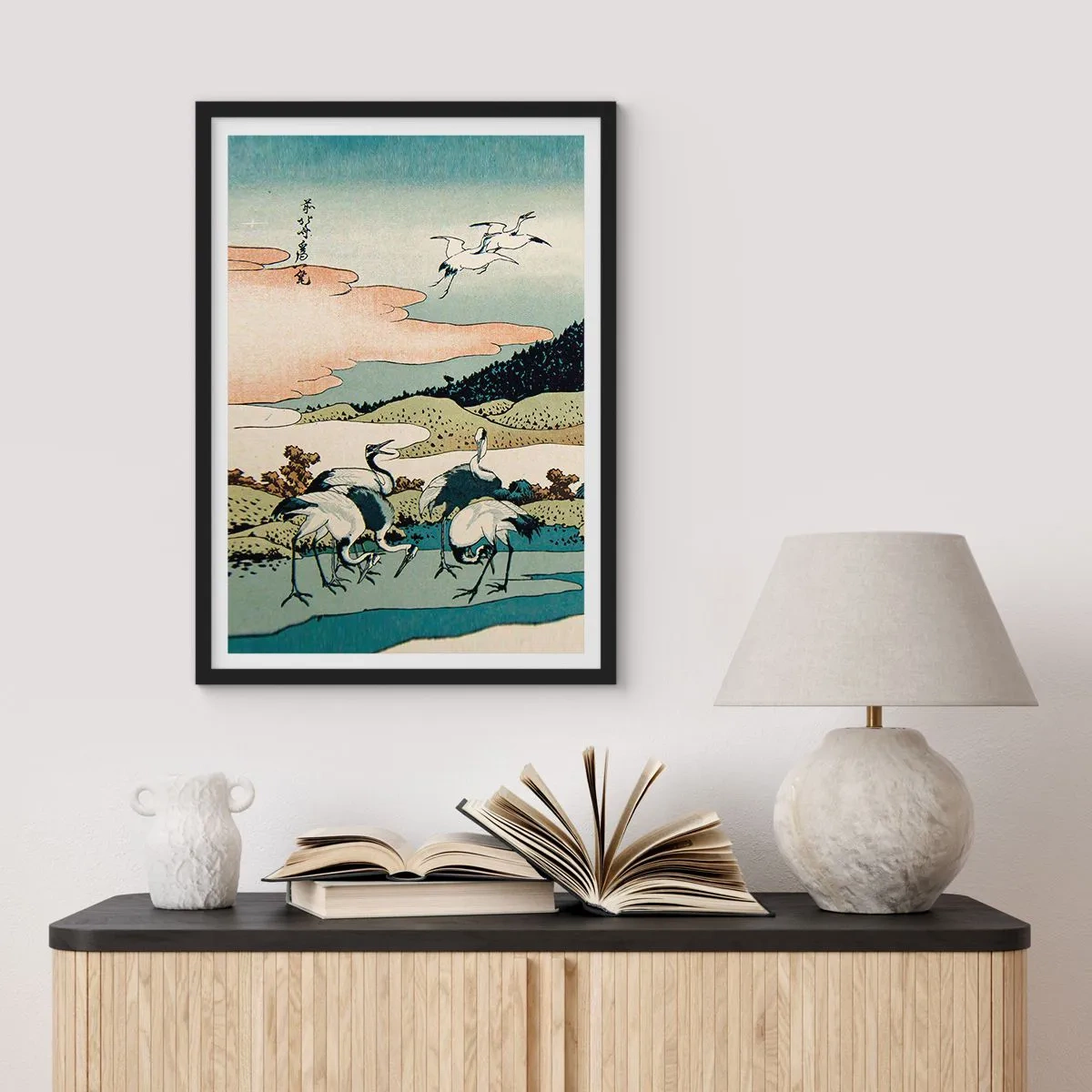 Affiche dans un cadre noir - Poster - Œuvre d'art traditionnelle japonaise représentant des grues dans un paysage naturel - 50x70cm - Avec une âme japonnaise - Décoration murale moderne pour le salon et la chambre ARTTOR