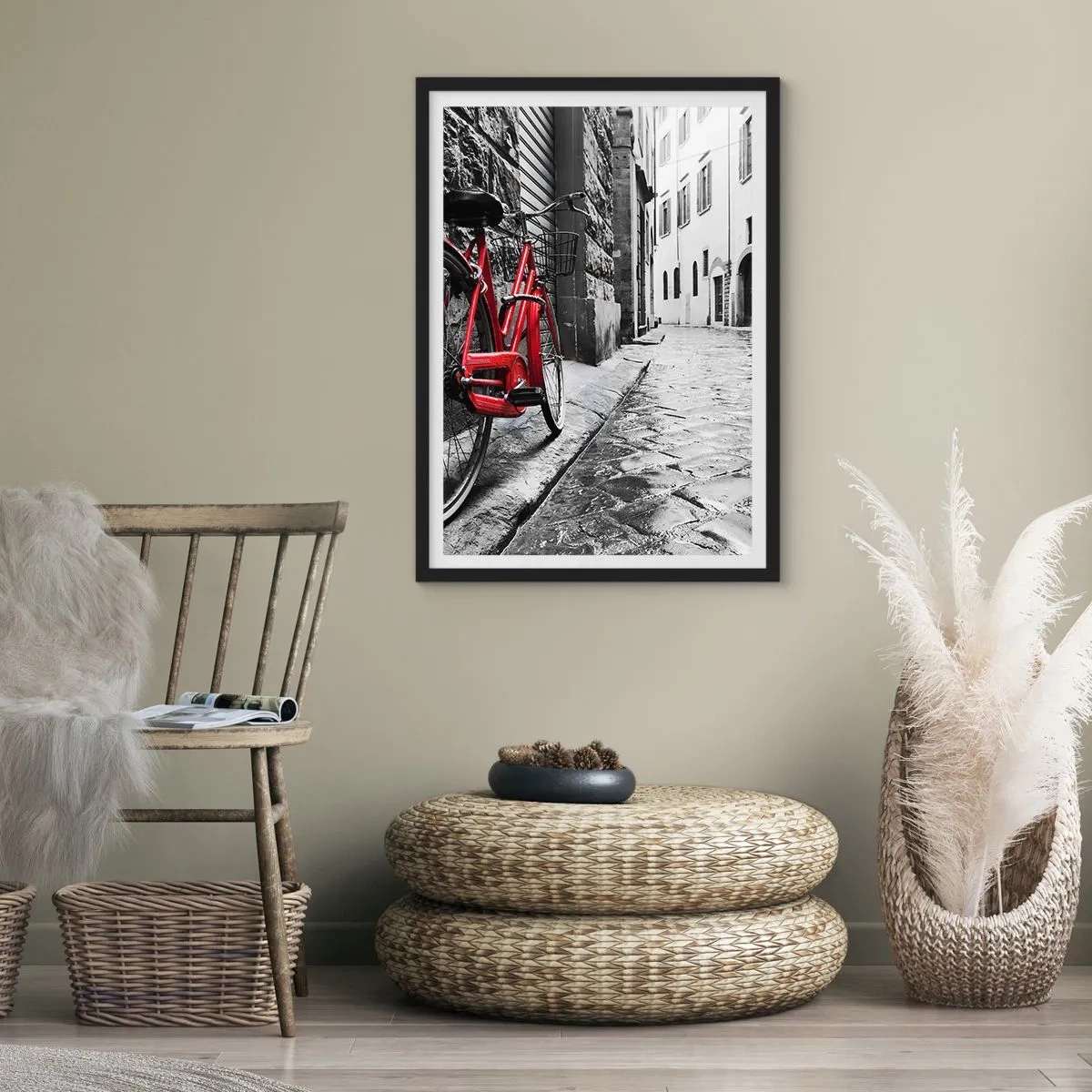Affiche dans un cadre noir - Poster - Un vélo rouge sur une rue pavée noire et blanche - 50x70cm - La vraie beauté ne vieillit pas - Décoration murale moderne pour le salon et la chambre ARTTOR