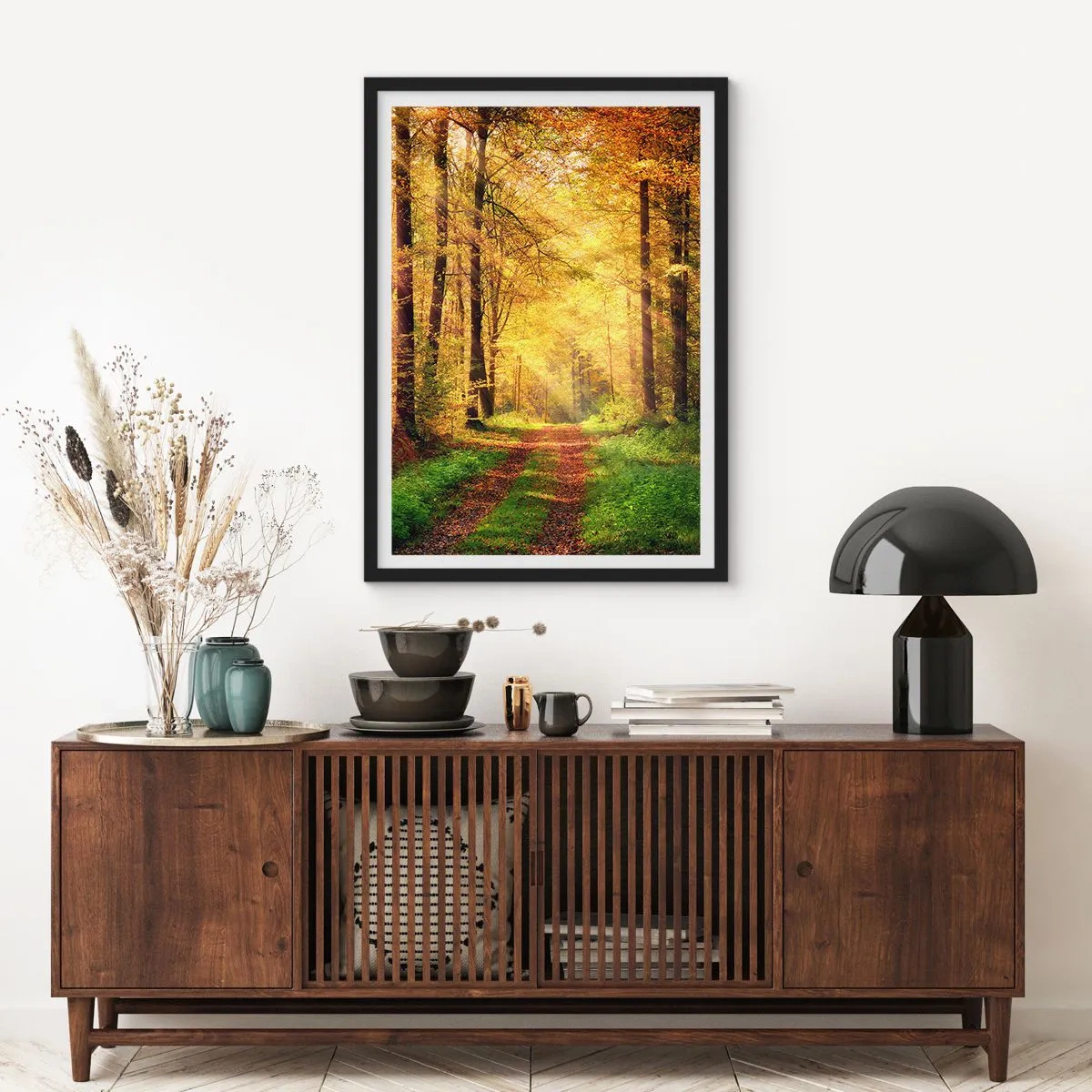Affiche dans un cadre noir - Poster - Un chemin forestier à la lumière du soleil doré de l'automne - 50x70cm - Silence d'or en forêt - Décoration murale moderne pour le salon et la chambre ARTTOR