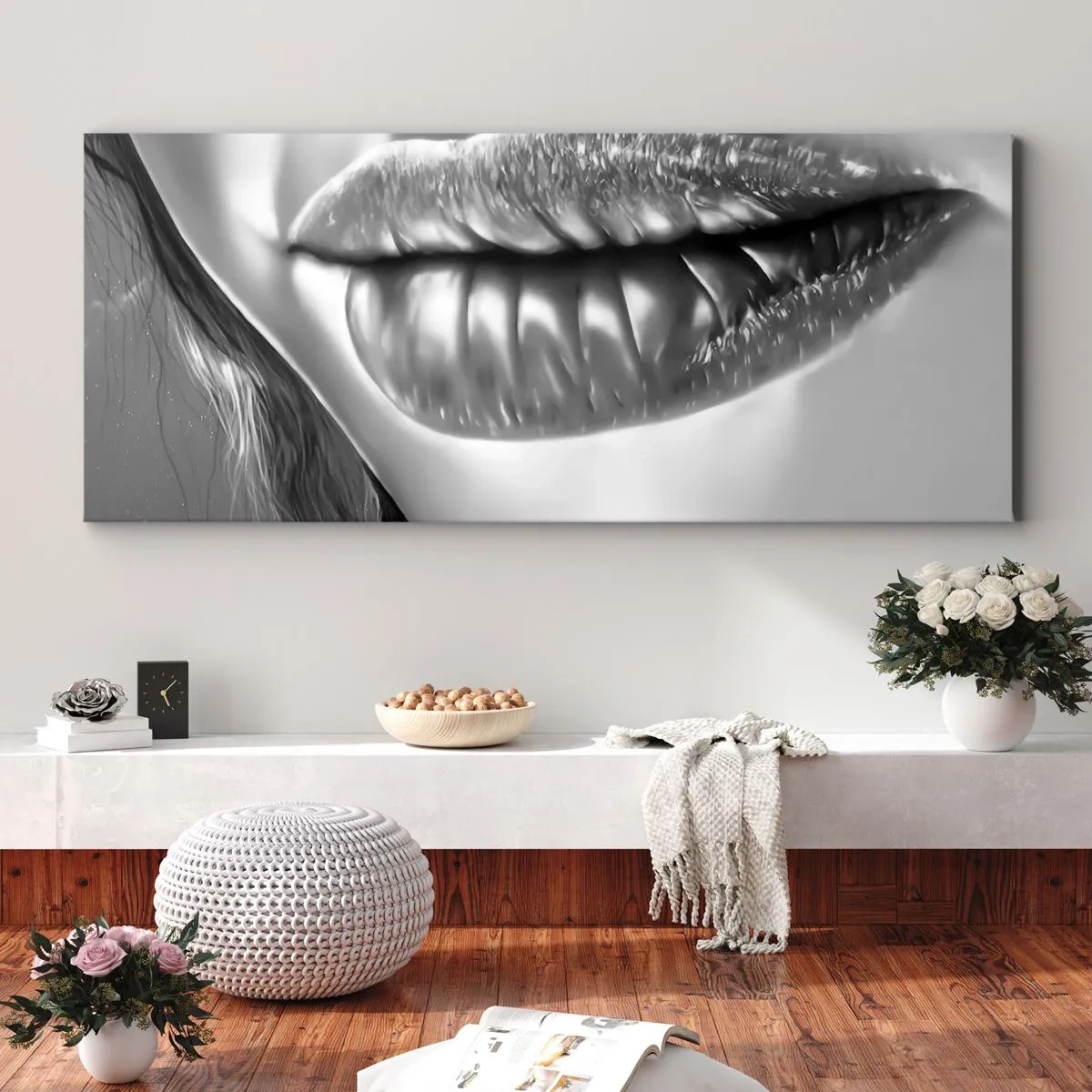 Impression sur toile - Image sur toile - Gros plan noir et blanc des lèvres d'une femme avec un effet brillant et des détails. - 140x50cm - Je sais à quoi tu penses… - Décoration murale moderne pour le salon et la chambre ARTTOR