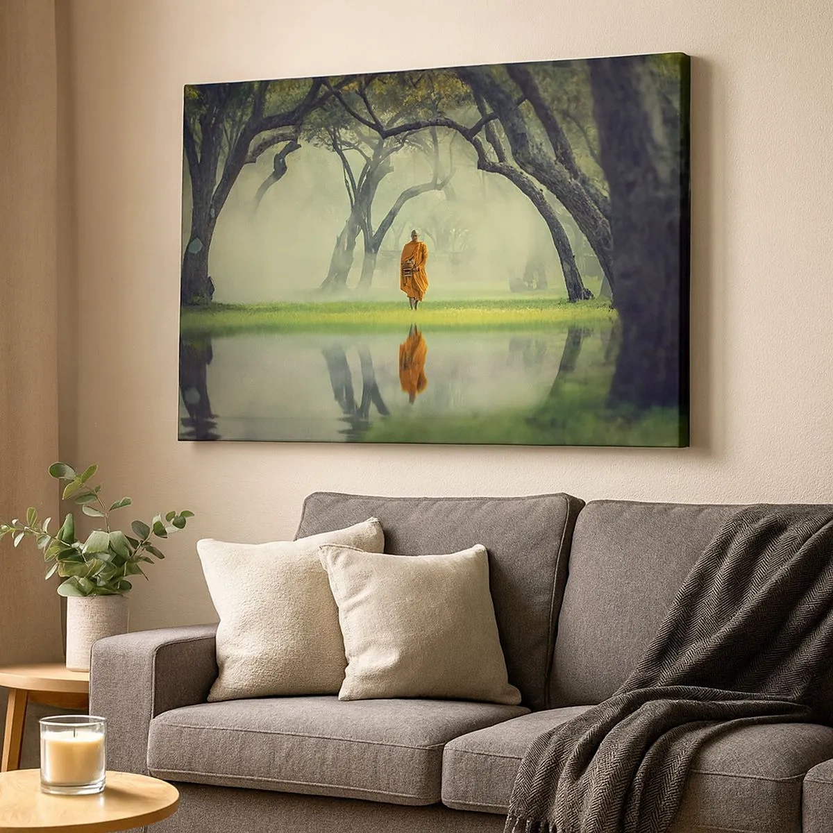 Impression sur toile - Image sur toile - Un moine en robe orange dans une forêt avec un fond brumeux et un reflet dans l'eau. - 70x50cm - En route vers l'illumination - Décoration murale moderne pour le salon et la chambre ARTTOR