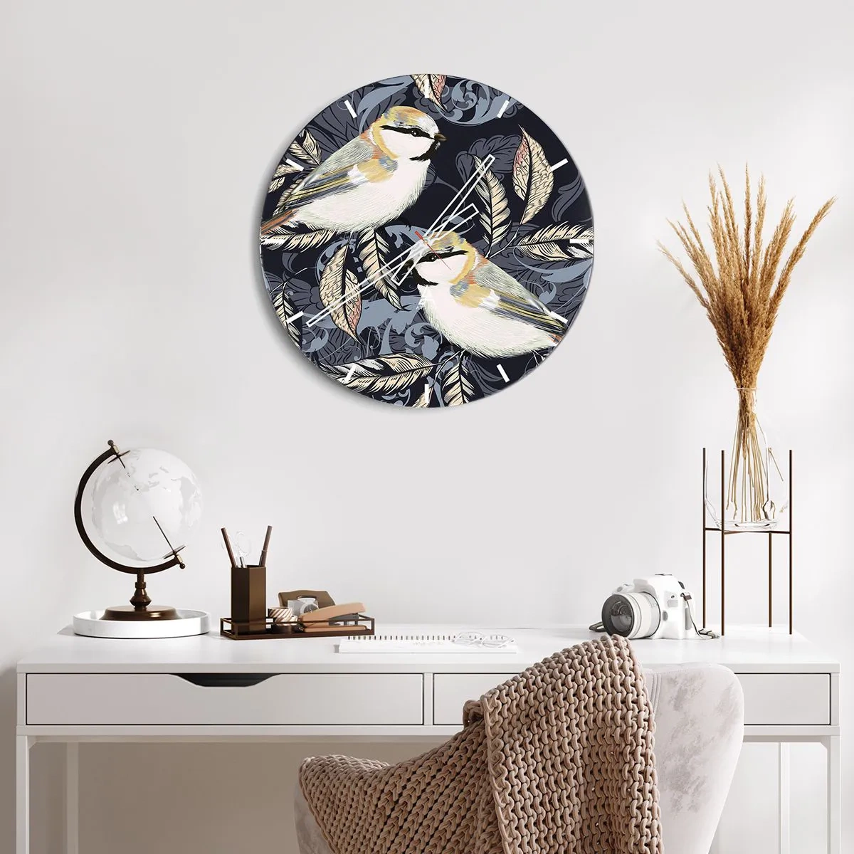 Horloge murale - Pendule murale - Illustration de deux oiseaux sur un fond de feuilles décoratives - 30x30cm - Babillement jaune et bleu - Décoration murale moderne pour le salon, la cuisine et la chambre ARTTOR