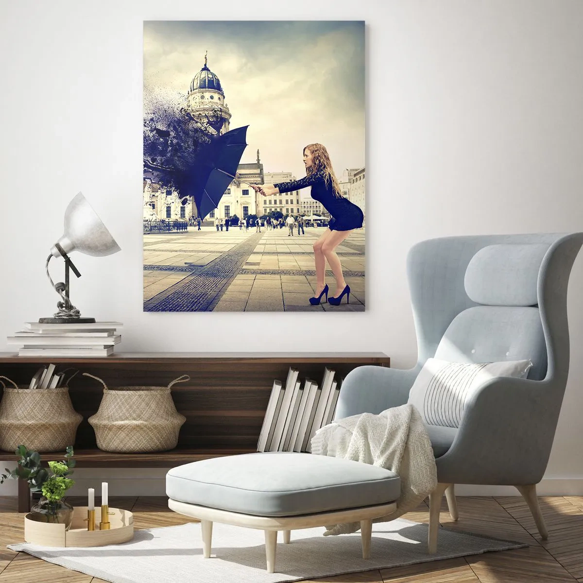 Impression sur verre - Image sur verre - Une femme avec un parapluie sur fond de place de la ville dans une composition artistique - 50x70cm - Il y a un tel vent… - Décoration murale moderne pour le salon et la chambre ARTTOR