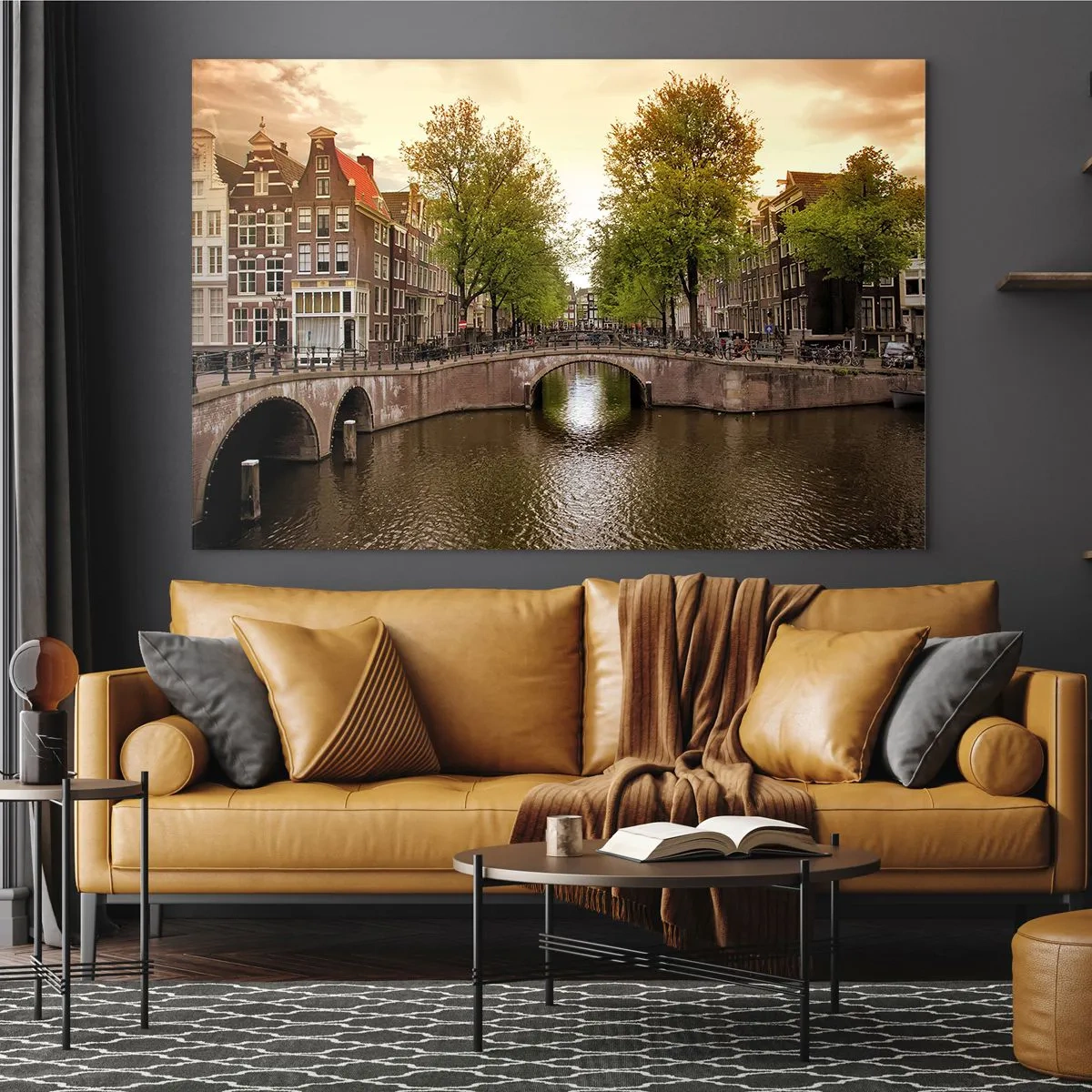 Impression sur verre - Image sur verre - Un canal et un pont entourés d'immeubles à Amsterdam - 100x70cm - En bateau ou à vélo ? - Décoration murale moderne pour le salon et la chambre ARTTOR