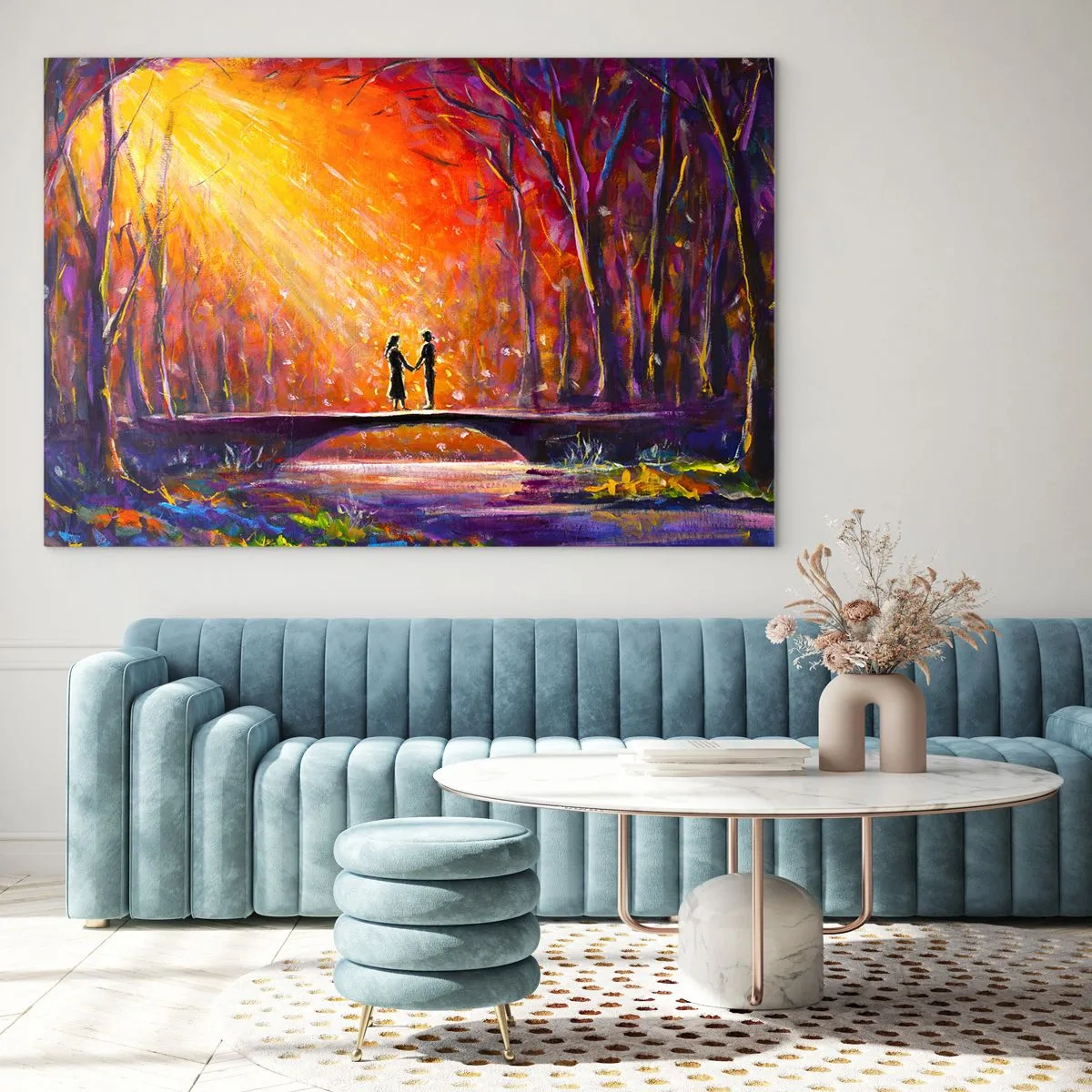 Impression sur verre - Image sur verre - Un couple sur un pont à la lumière du soleil couchant, entouré d'arbres. - 70x50cm - Le ciel les aime aussi - Décoration murale moderne pour le salon et la chambre ARTTOR
