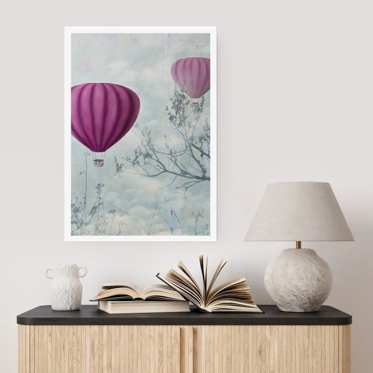 Affiche - Poster - Des ballons violets flottant parmi les branches des arbres - 50x70cm - Comme des navires dans le ciel - Décoration murale moderne pour le salon et la chambre ARTTOR