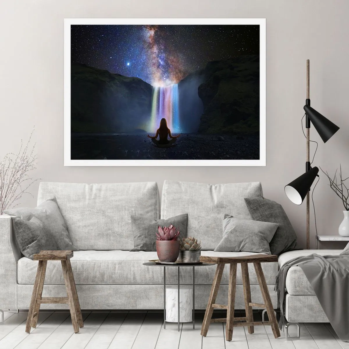 Affiche - Poster - Méditation devant une cascade parmi les étoiles - 100x70cm - Harmonie absolue - Décoration murale moderne pour le salon et la chambre ARTTOR