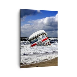 Impression sur toile - Image sur toile - Un bus coulé sur la plage au milieu des vagues et d'une mer agitée - 50x70cm - Et qu'est-ce qui vous étonne ? - Décoration murale moderne pour le salon et la chambre ARTTOR