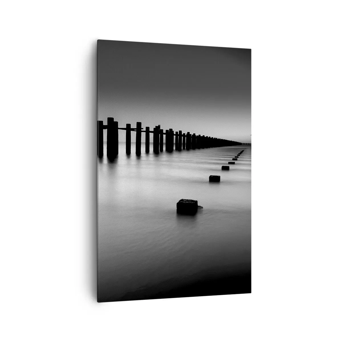 Impression sur toile - Image sur toile - Poteaux en bois et blocs de béton immergés dans l'eau dans des tons noirs et blancs - 80x120cm - Distance grise dans le brouillard - Décoration murale moderne pour le salon et la chambre ARTTOR