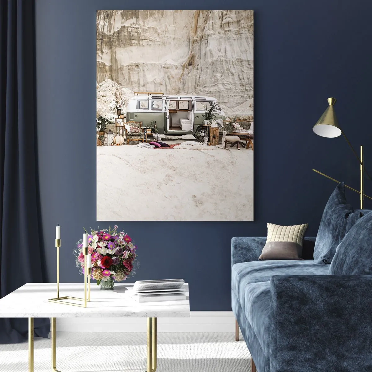 Impression sur verre - Image sur verre - Un intérieur de camping-car dans un décor désertique, avec des éléments bohèmes et naturels. - 50x70cm - Il est temps de commencer le voyage - Décoration murale moderne pour le salon et la chambre ARTTOR