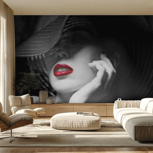 Papier Peint Photo Premium Sand - Femme avec un chapeau noir et des lèvres rouges - 100x70cm - Étude écarlate - Décoration murale moderne pour le salon et la chambre ARTTOR