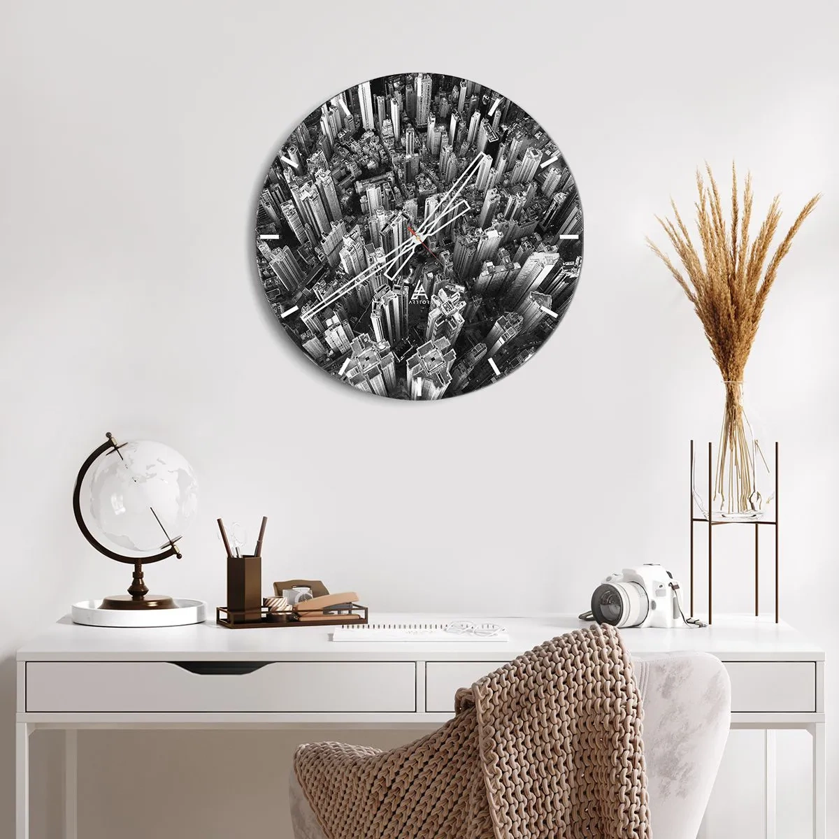 Horloge murale - Pendule murale - Une vue plongeante sur la ville en noir et blanc - 30x30cm - Toujours de plus en plus haut - Décoration murale moderne pour le salon, la cuisine et la chambre ARTTOR