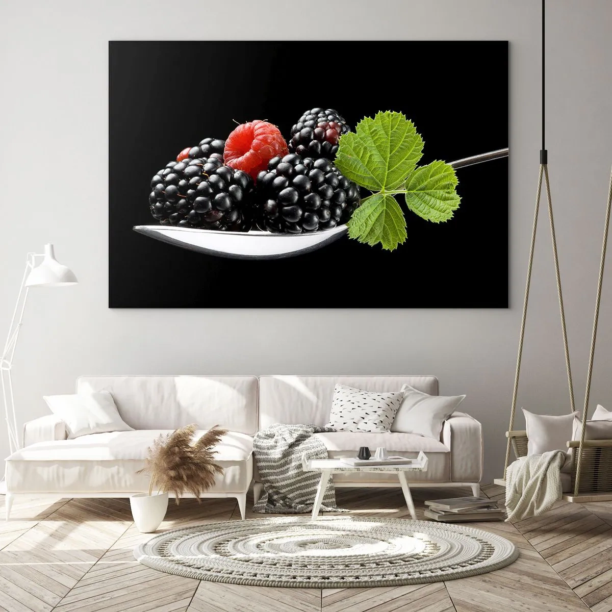 Impression sur verre - Image sur verre - Framboises et mûres sur une cuillère avec une feuille verte sur fond noir - 100x70cm - Le goût de la fraîcheur - Décoration murale moderne pour le salon et la chambre ARTTOR