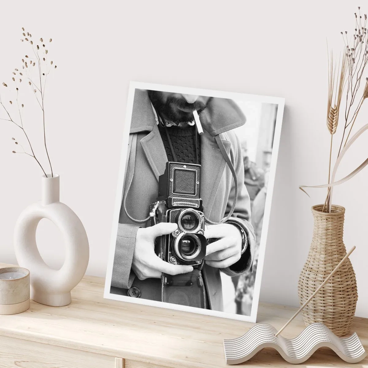 Affiche - Poster - Portrait noir et blanc d'un homme avec un appareil photo analogique - 50x70cm - Dans un style rétro - Décoration murale moderne pour le salon et la chambre ARTTOR