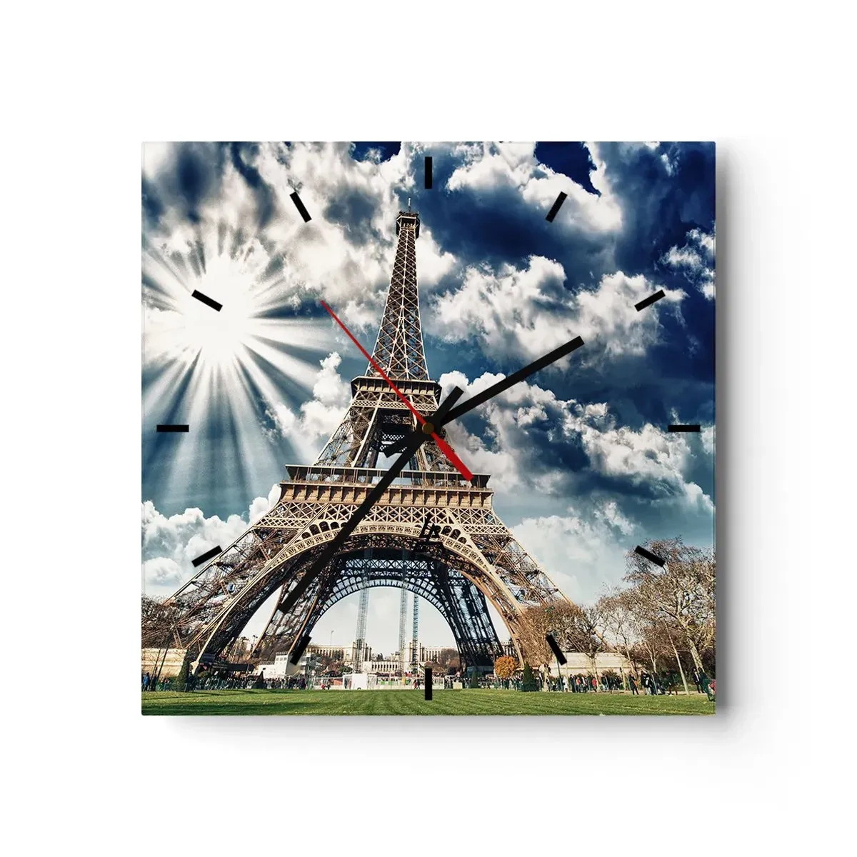 Horloge murale - Pendule murale - La Tour Eiffel sous un ciel ensoleillé avec des nuages - 30x30cm - La seule et unique sous le soleil - Décoration murale moderne pour le salon et la chambre ARTTOR