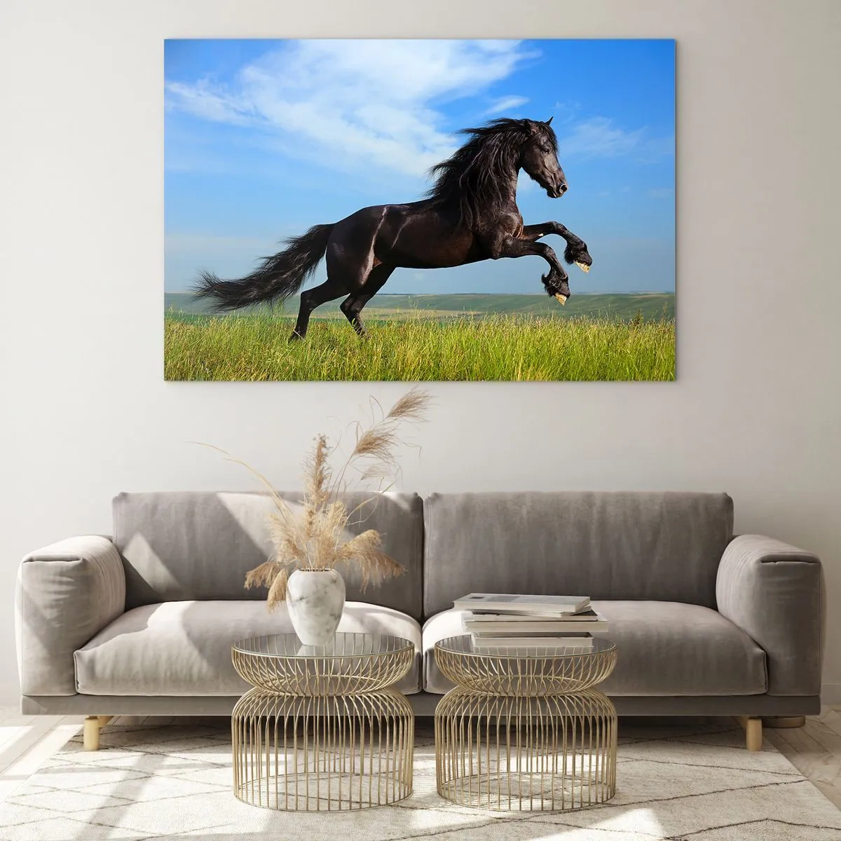 Impression sur verre - Image sur verre - Un cheval noir galopant contre un ciel bleu et une prairie verte. - 70x50cm - Un manifeste de liberté passionnant - Décoration murale moderne pour le salon et la chambre ARTTOR