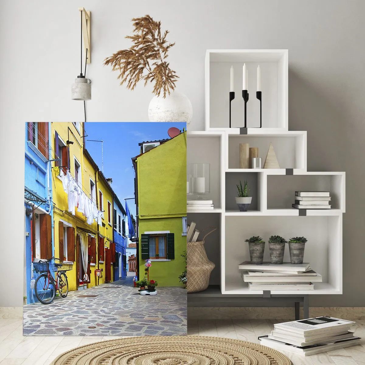 Impression sur verre - Image sur verre - Une rue colorée avec des vélos et des maisons décorées - 50x70cm - Pastel, douce ruelle - Décoration murale moderne pour le salon et la chambre ARTTOR