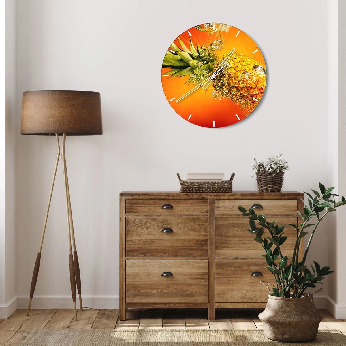 Horloge murale - Pendule murale - Un ananas immergé dans l'eau sur un fond dégradé orange. - 30x30cm - Fraîcheur juteuse tropicale - Décoration murale moderne pour le salon, la cuisine et la chambre ARTTOR