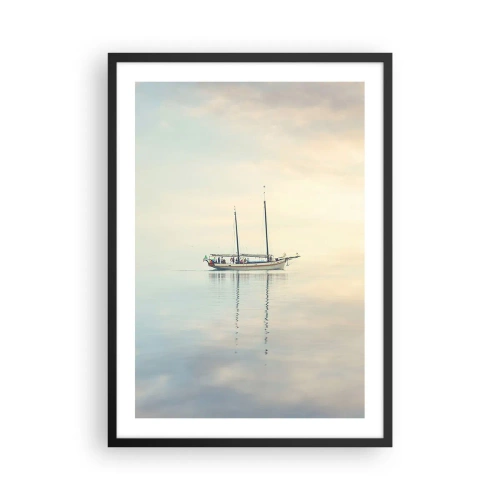 Affiche dans un cadre noir - Poster - Un navire sur une mer calme avec un doux reflet - 50x70cm - Dans une mer de silence - Décoration murale moderne pour le salon et la chambre ARTTOR