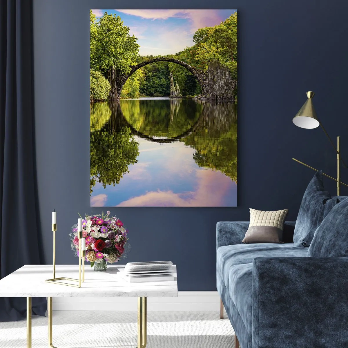Impression sur verre - Image sur verre - Un pont de pierre sur une rivière avec un reflet parfait dans l'eau - 80x120cm - À la jonction de deux mondes - Décoration murale moderne pour le salon et la chambre ARTTOR