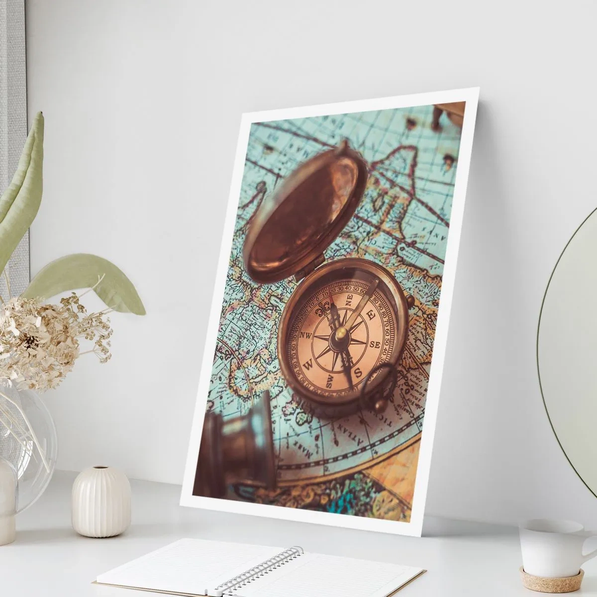 Affiche - Poster - Une boussole antique sur fond de carte du monde - 50x70cm - Pour ceux qui recherche l'aventure - Décoration murale moderne pour le salon et la chambre ARTTOR